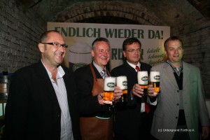 Helmut Ell, OB Dr. Thomas Jung, Fred Höfler und Horst Müller beim Bieranstich